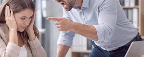 Czym jest obrażanie - kiedy to zniewaga, zniesławienie albo naruszenie dóbr osobistych?