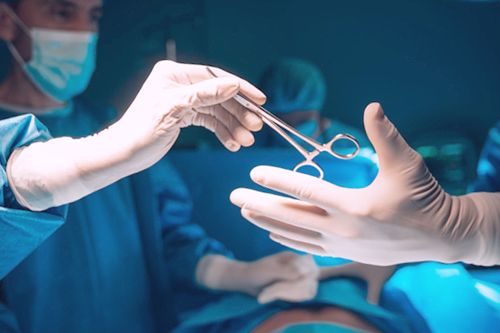 Chirurg wykonujący zabieg