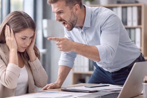 Obraząnie pracownicy w biurze