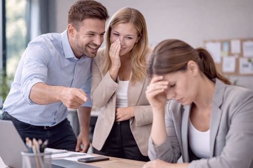 Szykanowanie pracownicy w biurze